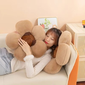 Coussin de soutien lombaire et de taille <span class=keywords><strong>pour</strong></span> siège de voiture et de bureau, en peluche d'hiver mignon motif capybara dessin animé, garni de coton PP et orné de fleurs - Product Image 4