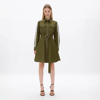Robe chemise femme vert olive, col pointu, manches longues, boutonnée, ceinturée, poches à rabat, bande contrastante, personnalisable, vente en gros