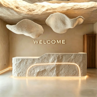 Comptoir de réception personnalisé en FRP imitation pierre, beige avec bande lumineuse LED, pour salon de beauté ou studio de Pilates