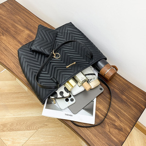 กระเป๋าสะพายไหล่ผู้หญิงลายคลื่นปักลายเพชรทรงสวยเก๋ ขายส่ง คอลเลคชั่นฤดูใบไม้ผลิ-ฤดูร้อน ปี 2026 ซิปสูง - Product Image 4