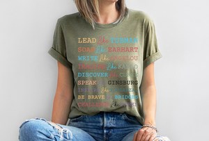 T-shirt da donna Lead Soar a maniche corte, girocollo, 100% cotone jersey, vestibilità regolare, maglietta con scritta 'Feminist Strength' - Product Image 3