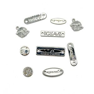Etiqueta Colgante Personalizada con Logotipo Grabado, Placa de Identificación, Etiqueta Metálica para Bolsos y Carteras - Product Image 2