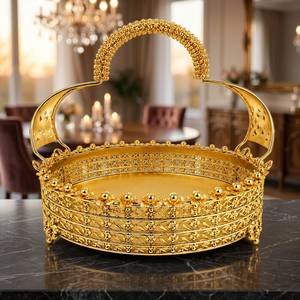 Plateau de service rond en métal doré poli, moderne, avec poignée, motif végétal gravé, vaisselle décorative faite à la main - Product Image 1