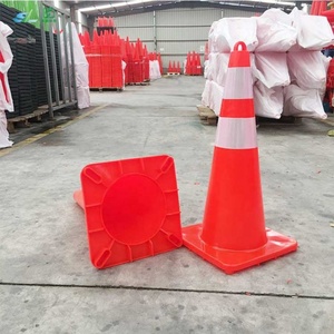 Cône de signalisation routière réfléchissant en PVC de 700 mm de haut avec anneau pour la sécurité routière – Produit essentiel d'avertissement pour la sécurité des voies publiques - Product Image 4