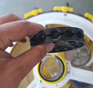 Semoir manuel pour graines d'oignons avec trémie rouge et roue à pointes jaunes pour un semis de précision dans les jardins potagers - Product Image 3