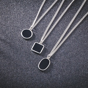 Collier en acier inoxydable avec pendentif en émail noir ovale carré géométrique étanche de haute qualité avec chaîne à maillons cubains de 24" - Product Image 1
