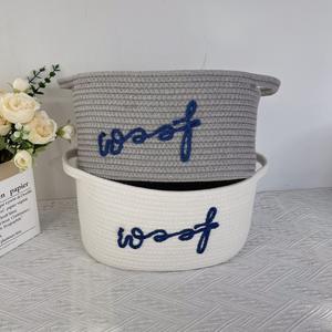 Cesta de juguetes para perros de cuerda de algodón ecológica, organizador de juguetes para perros pequeños tejido a mano con asas y bordado personalizado de "Woof" - Product Image 1