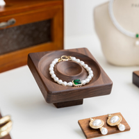 Présentoir à bijoux en bois massif personnalisé avec base en piédestal pour bagues, bracelets et colliers, idéal pour vitrine de boutique
