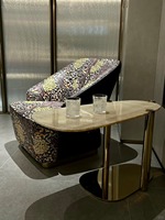 Fauteuil d'appoint haut de gamme en tissu avec pieds en métal doré pour salon