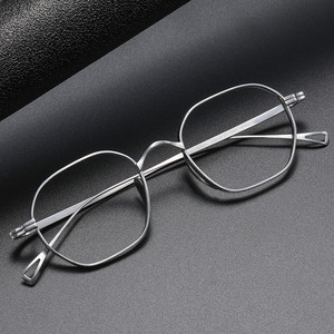 Montura de gafas de titanio puro para hombres y mujeres, monturas de gafas cómodas ultraligeras, gafas graduadas ópticas para lectura de <span class=keywords><strong>miopía</strong></span> - Product Image 2