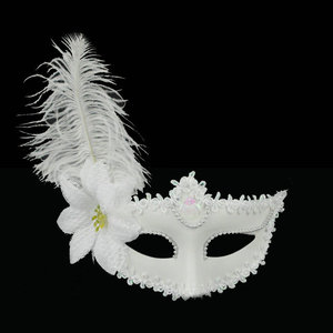 Masque de Noël en plumes d'autruche et gaze vénitienne blanche pour Halloween - Product Image 4