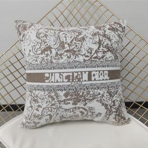 Funda de Cojín Cuadrada de 18x18 Pulgadas con Diseño de París, Tejida, Inspirada en Toile, con Estampado Jacquard de Animales, para Decoración Moderna del Hogar - Product Image 1