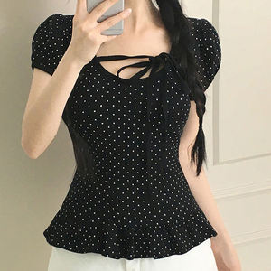 Blusa Elegante con Estampado de Lunares, Detalle de Lazo y Ribete de Encaje - Top Moderno con Cuello Redondo - Product Image 4