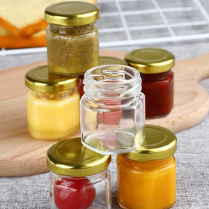 Offerta Speciale: Vasetto di Vetro Mini Esagonale da 1.5oz per Miele con Cucchiaio in Legno, Disponibile in Stock dai Produttori - Product Image 1