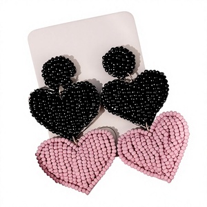 Boucles d'oreilles clous perlées faites à la main pour femmes, bijoux de mode classiques brodés sur mesure, cadeau idéal pour les fêtes - Product Image 1