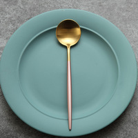 Ensemble de couverts or rose mat 4 pièces, finition bicolore, couteau, fourchette, cuillère à manche long et effilé pour cuisine et salle à manger