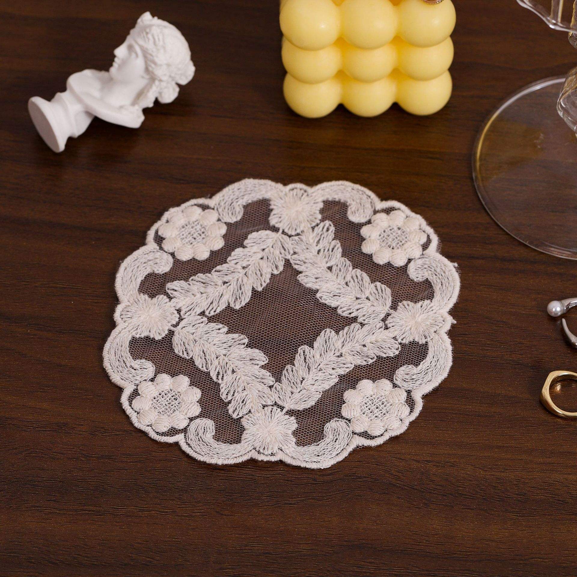 Beige leaf lace mat 10cm