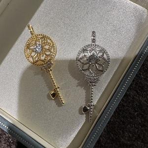 Colgante de Llave de Girasol de Plata Pura S925, Diseño Simple y Moderno, Zirconia Ágil, Joyería Ligera Personalizada, Dijes Encantadores - Product Image 1