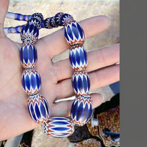 Perles en verre soufflé Chevron personnalisées 14 mm bleu blanc rouge certifiées AIGS disponibles sur mesure tailles et motifs variés - Product Image 3