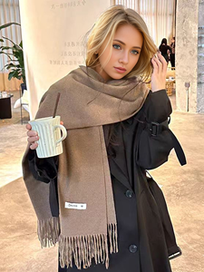 Haut de gamme femmes couleur unie doux et confortable écharpe classique de haute qualité épaissie automne et hiver cache-cou châle - Product Image 2