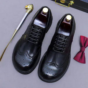 Zapatos de cuero formales retro con brocado grabado, hechos a mano de alta gama, con cordones, para hombre, estilo casual de negocios. - Product Image 5