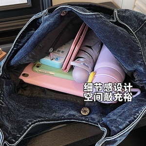 Sac à bandoulière carré professionnel en tissu jean avec motif de dessin animé - polyvalent pour les trajets quotidiens et les cours des étudiants - Product Image 4