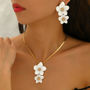 Pendientes de hebilla OT <span class=keywords><strong>con</strong></span> cadena de hueso de serpiente de flor degradada personalizada de gran venta transfronteriza europea americana - Product Image 4