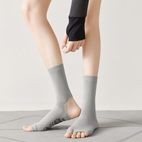 Chaussettes de sport d'intérieur en gros pour jeunes, antidérapantes, à deux doigts, avec revers et semelle en maille, à bout ouvert et talon ouvert, pour Pilates et Yoga