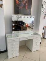 Table à langer moderne et élégante en verre avec miroir éclairé par LED, fonctionnalités réglables, tiroirs de rangement, cadre en bois massif, design multifonctionnel