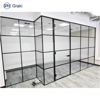 Cloison de séparation en verre moderne Graki pour bureau, cadre en aluminium de 83 mm, système d'absorption acoustique, construction durable, hôpital, école
