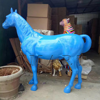 Grande statue de cheval en fibre de verre pour décoration de casino, sculpture géante d'extérieur pour jardin, modèle personnalisé pour hall d'hôtel moderne