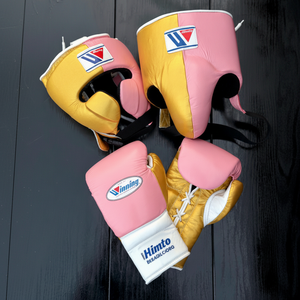 ชุดนวมชกมวยหนังแท้คุณภาพสูง รุ่นใหม่ สำหรับมืออาชีพ พร้อมเชือกผูก ปรับสายรัดข้อมือได้  พร้อมอุปกรณ์ป้องกันศีรษะและอวัยวะเพศ ทนทาน - Product Image 1