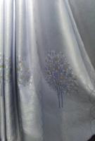 Tissu de rideau à motifs floraux de haute précision, personnalisé en usine, adapté aux chambres et aux salons.