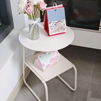 Table d'appoint à deux niveaux de style nordique, petite table d'angle de salon, étagère de rangement créative pour chambre à coucher Table basse ronde simple et moderne