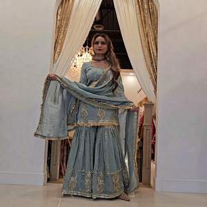 Ensemble de costume Sharara Palazzo 3 pièces en soie Chinon pour femme avec broderies riches, bordure fantaisie et dupatta de créateur - Product Image 2