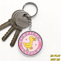Portachiavi Certificato Yapper Duck, Paperella Gialla che Cacca su Cerchio Rosa, Divertente Accessorio per Amanti delle Chiacchiere, per Borse, Chiavi, Zaini