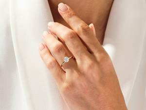 Anillo de Halo de corte redondo de 1-2 CT, anillo de compromiso de diamante solitario con banda oculta dorada, anillo de diamante de promesa - Product Image 2