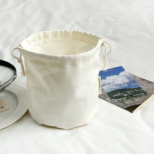 Pochette cadeau en toile de coton biologique recyclé écologique, petite, personnalisée, avec cordon de serrage et poignée en corde, style pliable - Product Image 3