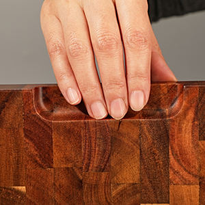 เขียงไม้สักแบบพรีเมียม ลายปลายไม้ พร้อมด้ามจับไม้ไผ่ธรรมชาติ สำหรับหั่นเนื้อและเก็บน้ำในครัว - Product Image 6