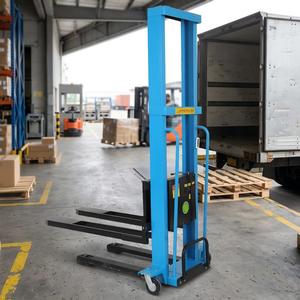 Chariot élévateur électrique 1,1 tonne, mât simple, pneus pleins, utilisation intérieure, commande en position debout, batterie au plomb-acide - Product Image 2