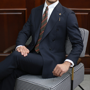 Blazer da Uomo Isirhonour su Misura a Righe Blu Navy, Giacca in Misto Lana con Doppio Petto e Revers a Punta, Stile Italiano - Product Image 2