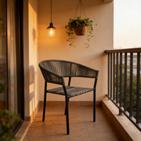 Chaise de salle à manger d'extérieur en acier noir moderne, légère et durable, avec un design écologique pour une utilisation en jardin