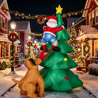Décoration de Noël gonflable lumineuse de 1,8 m : Chien qui poursuit Père Noël, grimpant à l'arbre et tirant sur son pantalon