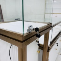 Système de Présentation de Bijoux de Luxe à Cadre Doré, Vitrine Blanche Plissée avec Éclairage LED, Verre Anti-Reflet, Conception Modulaire pour Centre Commercial de Bijouterie