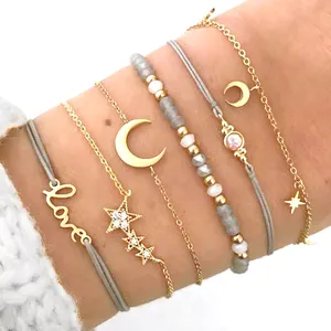 Set di braccialetti in oro placcato con catene a forma di luna e stella d'amore