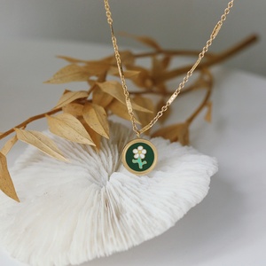 Collier personnalisé pour femme avec pendentif rond en acier inoxydable et fleur en émail vert, chaîne à maillons, idéal pour un anniversaire - Product Image 3