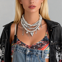 Collier ras du cou fantaisie pour femme avec pendentifs cœur/croix multicouches exagérés, perles imitées et pompons, accessoires de mode pour soirée