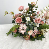 Bouquets de fleurs artificielles roses DKB Factory Direct Sales avec des fleurs en soie au toucher réel et des arrangements végétaux, fleurs d'allée de mariage