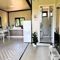 Maison conteneur modulaire préfabriquée pliable et extensible en acier, mobilisée et aménagée, pour habitation ou bureau sur site