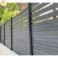 Clôture à lattes en aluminium noir pour la protection de la vie privée, barrière de jardin contemporaine avec des designs entièrement personnalisables